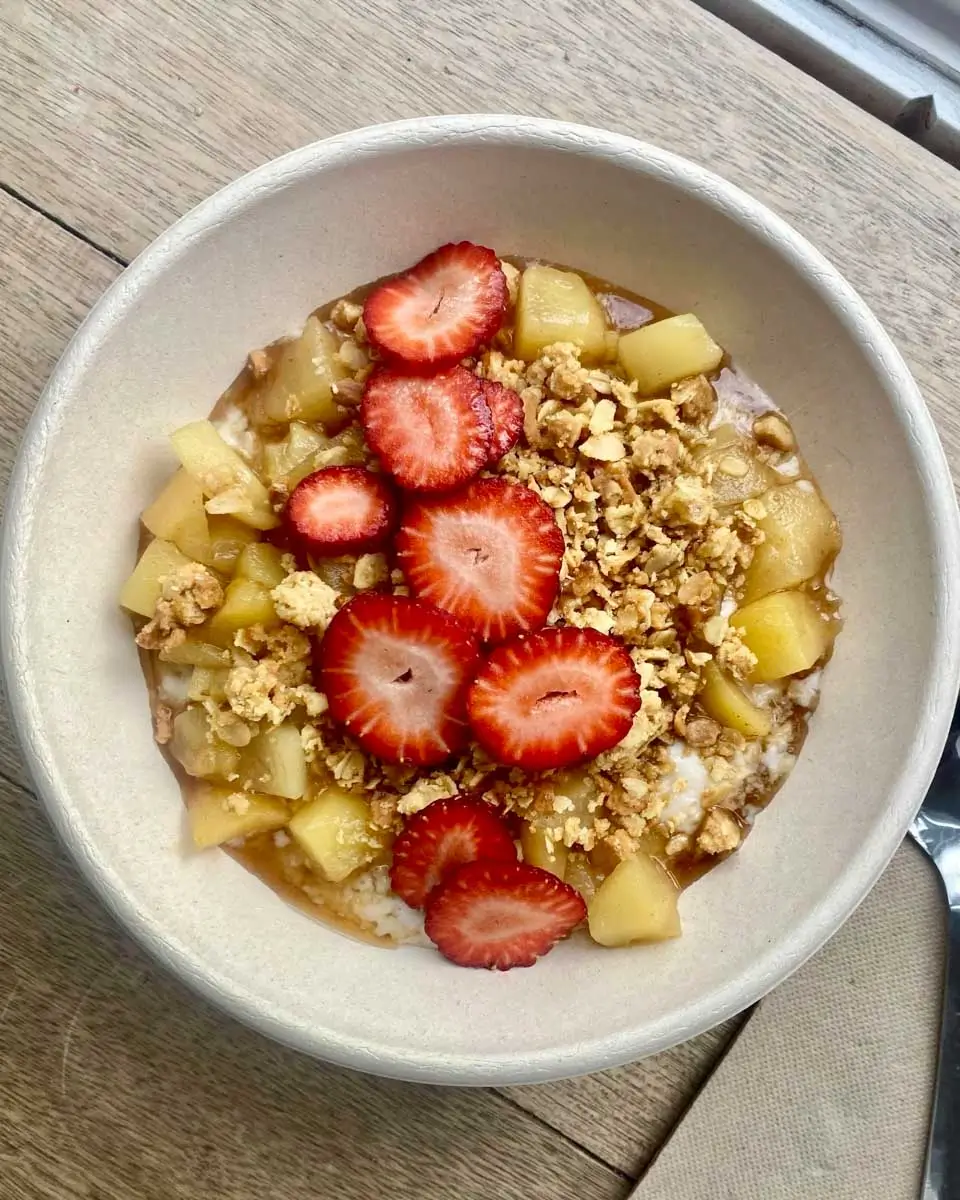 Apple crumble porridge eaten at the Top Shop Byron Bay, Australia