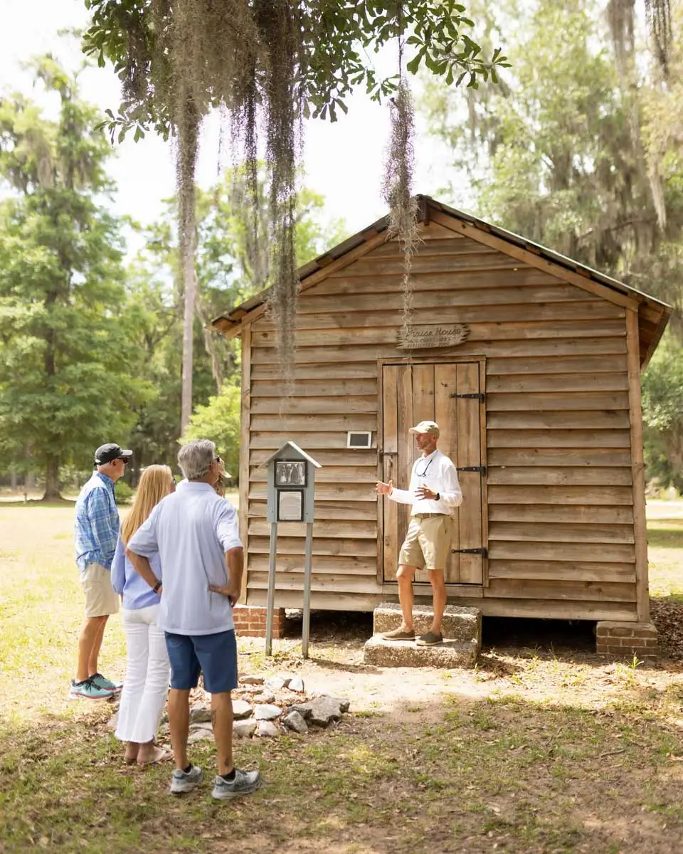 Guide telling about history on a Daufuskie Island tour from Hilton Head Island, US