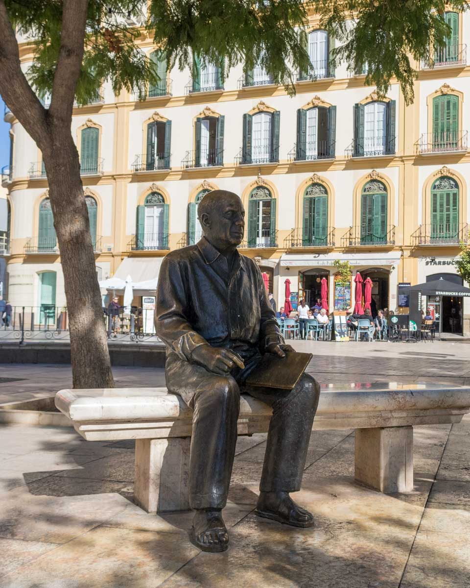 Pablo-picasso-statue-in-Plaza-de-la-Merced-in-Malaga-Spain