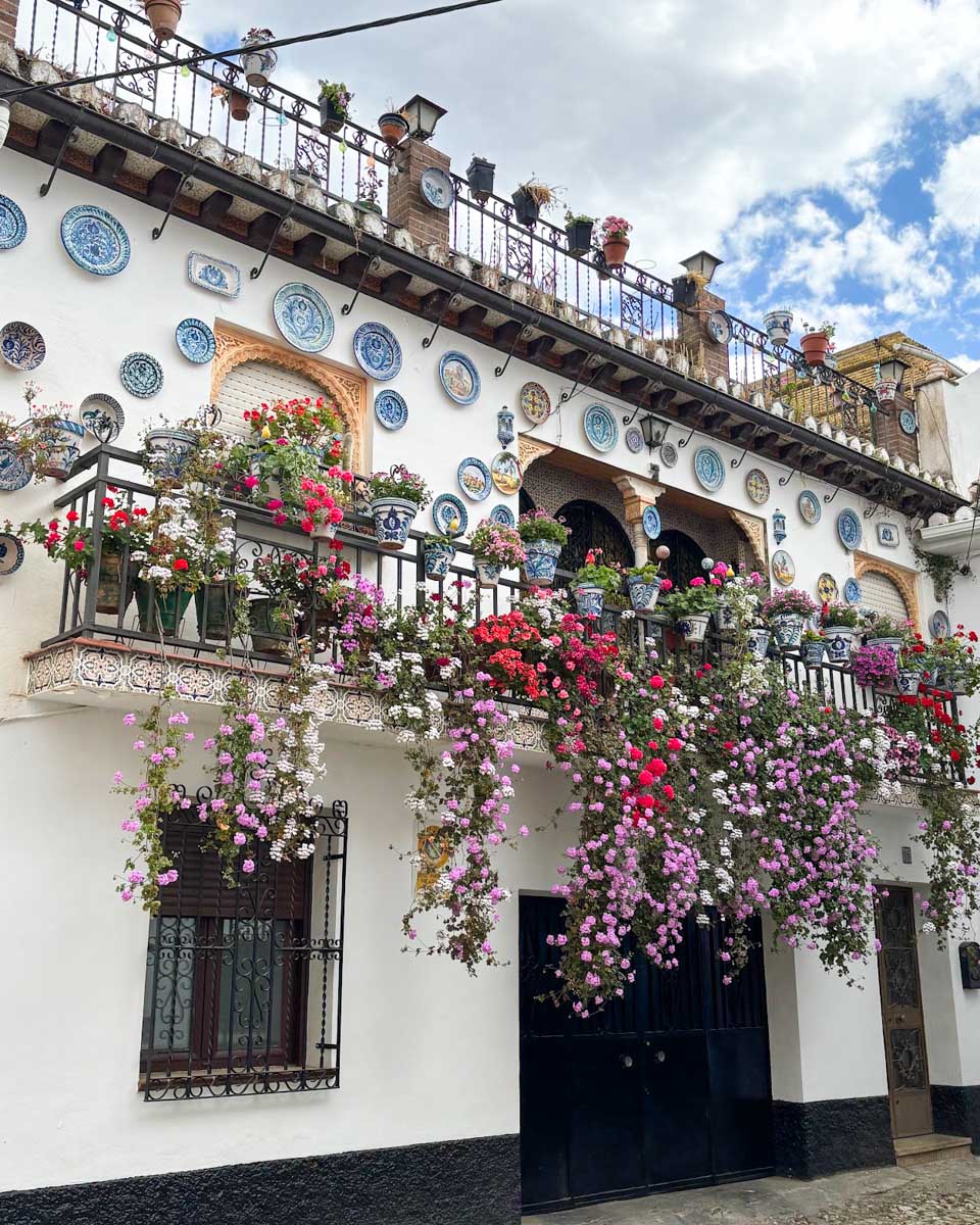 A white house with flowers in Albaicín, Granada