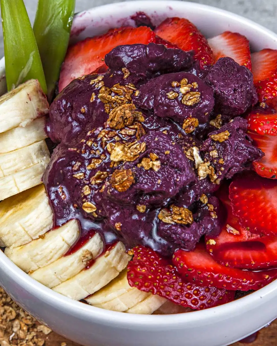 An açaí bowl (acai bowl) eaten in Tahiti