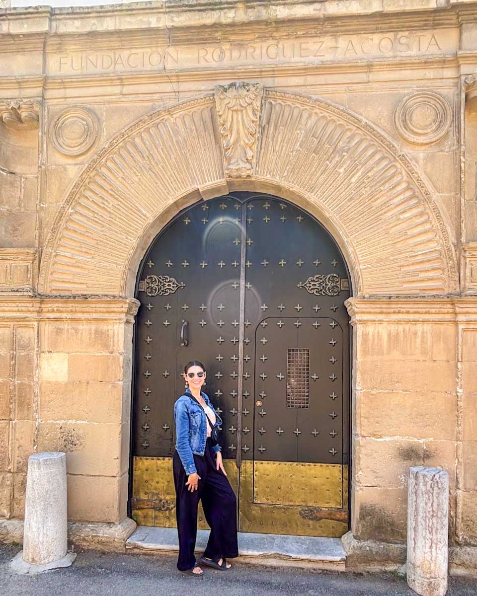 Brittni poses outside Fundación Rodríguez-Acosta Carmen in Granada