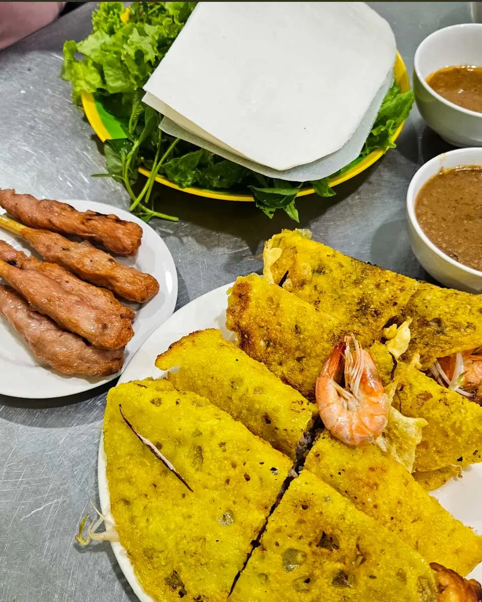 Pancakes and skewers at Bánh Xèo Bà Dưỡng, Da Nang, Vietnam